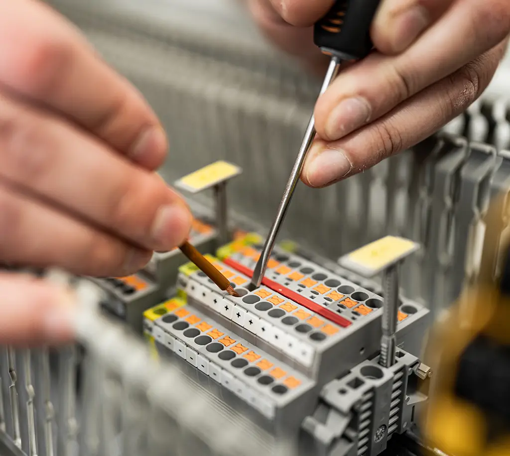 Elektriker bei der Arbeit